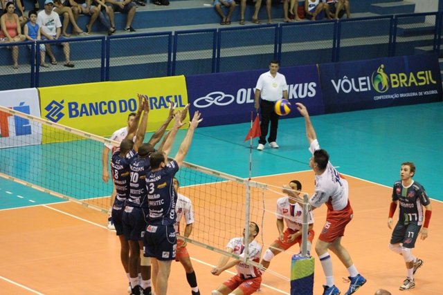 volei vence paqueta